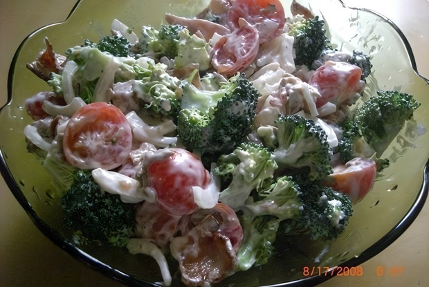 Салат с курицей, брокколи и помидорами черри