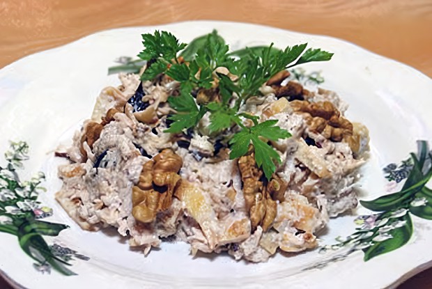 Салат с курицей и черносливом