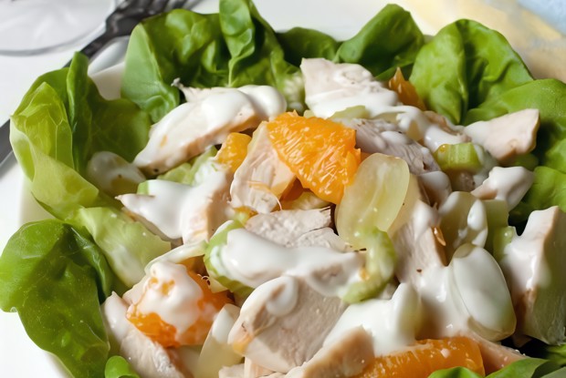 Салат с курицей и фруктами