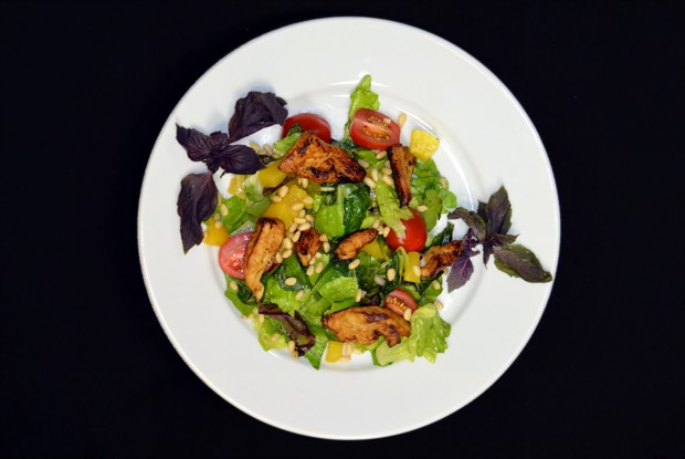 Салат с курицей и персиками