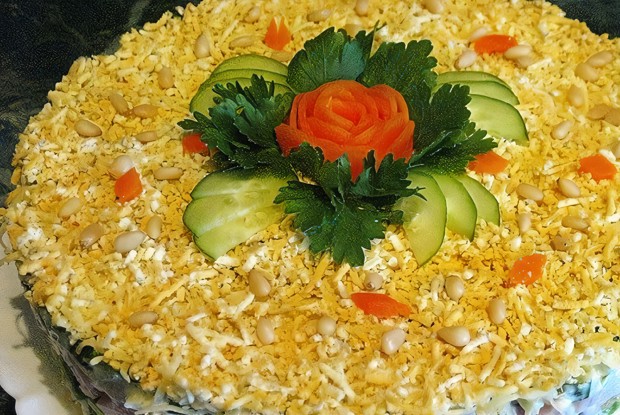 Салат с курицей, яблоком, черносливом и грецкими орехами