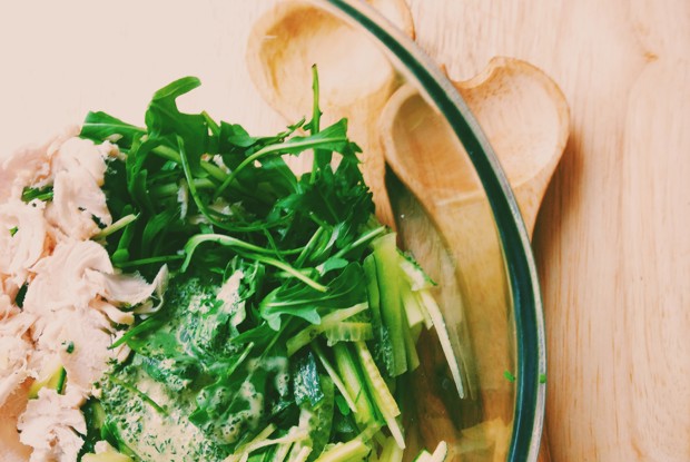 Салат с курицей, огурцом и сладкой заправкой на основе йогурта