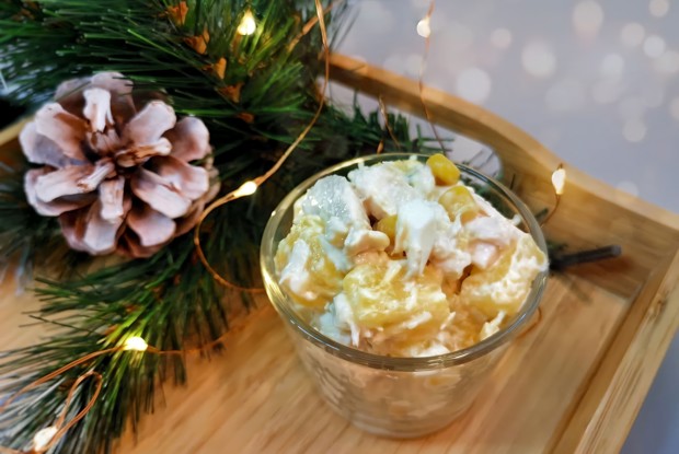 Салат с курицей, сыром и ананасами