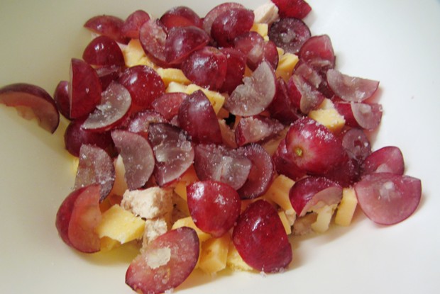Салат с курицей, сыром и виноградом