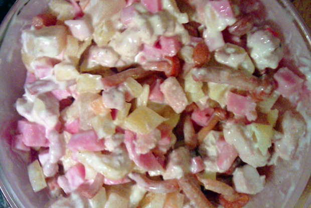 Салат с курицей, ветчиной, опятами и ананасом