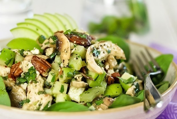 Салат с курицей, зеленым яблоком и фетой