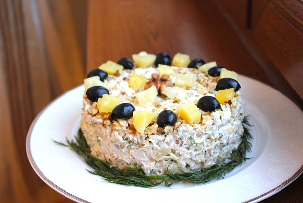 Салат с курицей и ананасами «Пикантный»