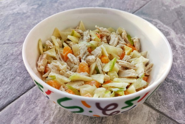 Салат с курицей и ананасом