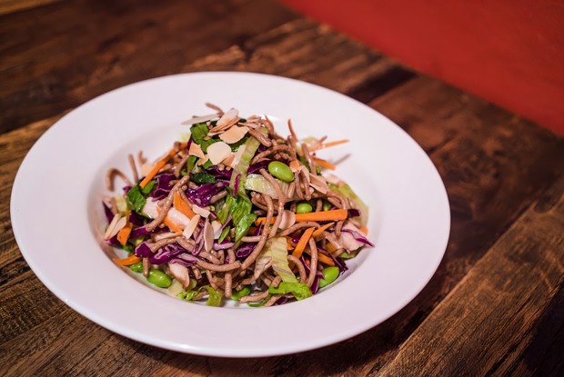 Салат с курицей и хрустящей лапшой