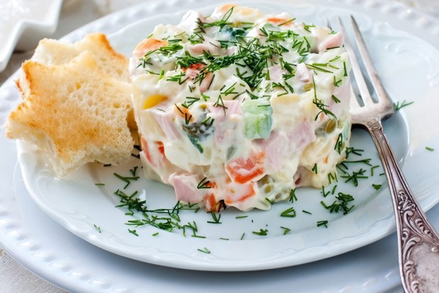 Салат с курицей и крабом