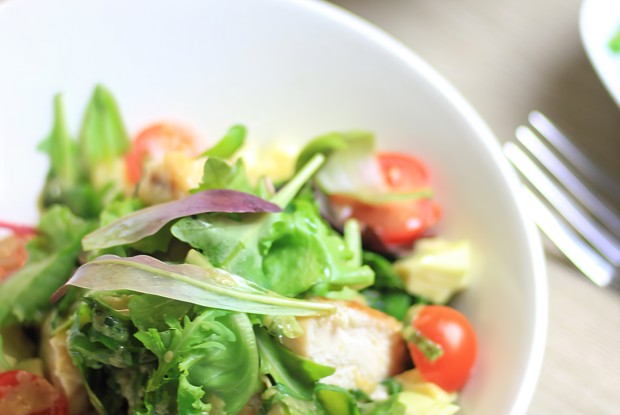 Салат с курицей и оливками