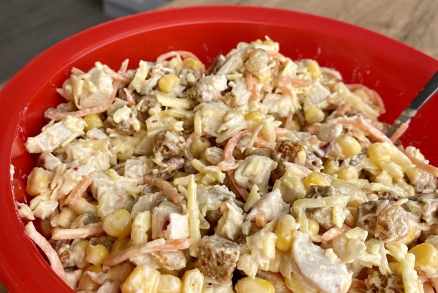 Салат с курицей, изюмом и корейской морковью