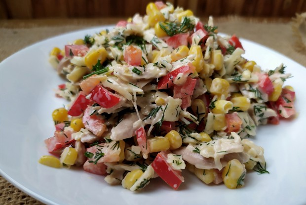 Салат с курицей, кукурузой и болгарским перцем