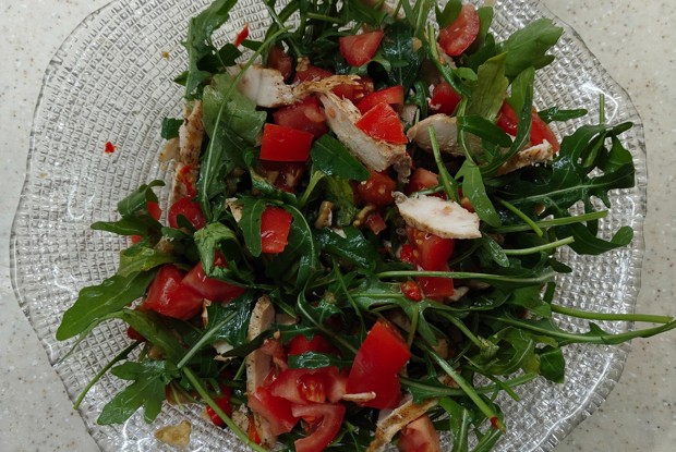 Салат с курицей, печеными баклажанами, перцем и руколой