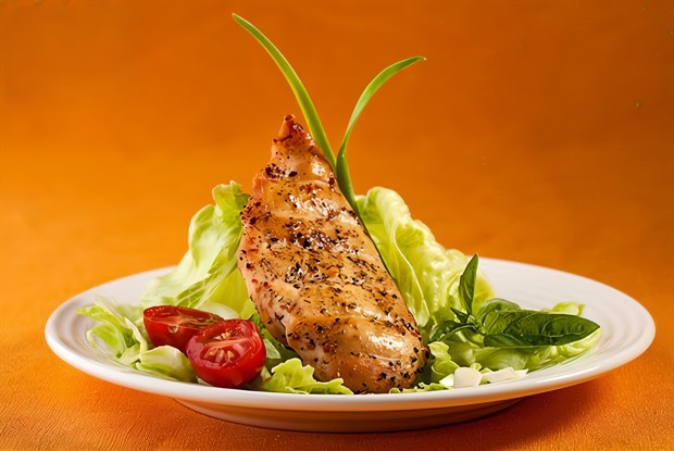 Салат с куриным филе и белыми грибами