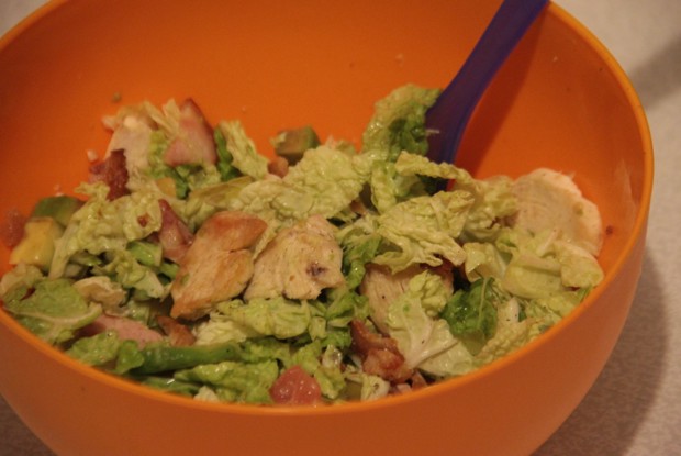 Салат с куриным филе и авокадо