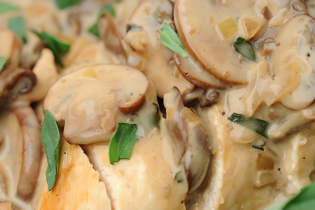 Салат с куриным филе, сыром и орехами