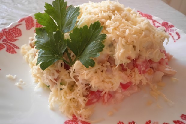 Салат с куриным филе, сухариками и овощами