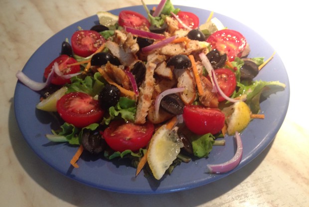 Салат с куриным стейком и итальянской заправкой
