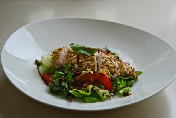 Салат с куриной грудкой и апельсиново-медовой заправкой