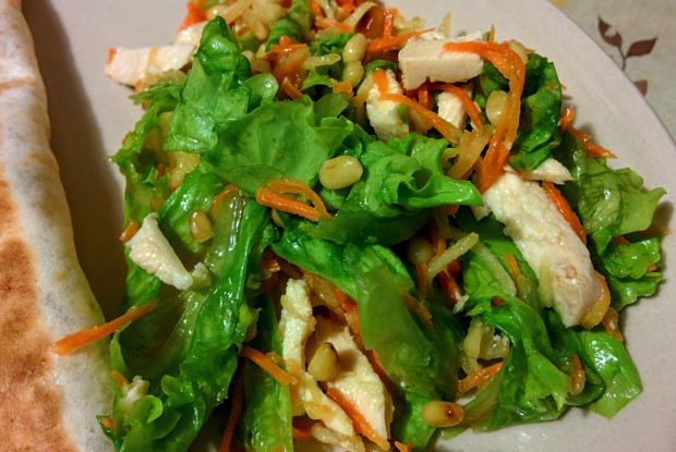 Салат с куриной грудкой, рукколой и апельсином