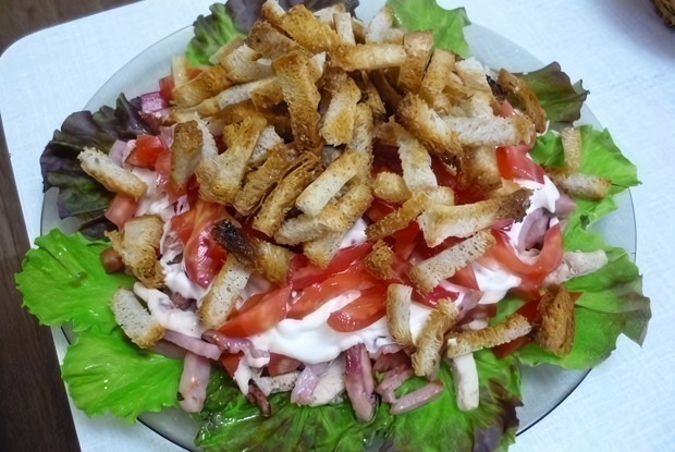 Салат с куриной грудкой, ветчиной и помидорами «Кармен»