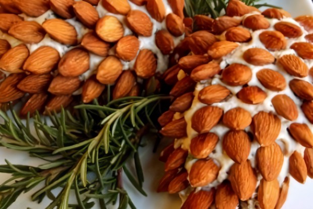 Салат с куриной копченой грудкой «Сосновые шишки»