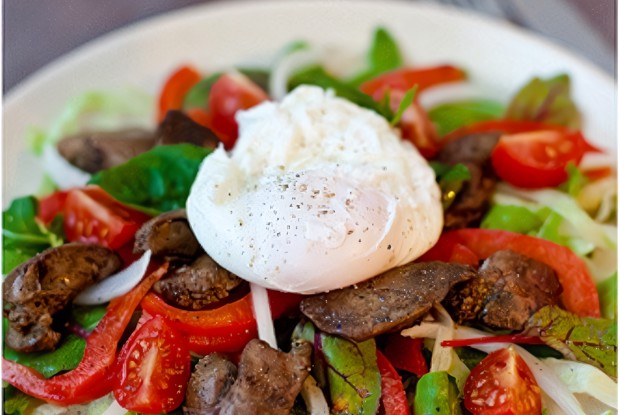 Салат с куриной печенью, белой фасолью и яйцом пашот