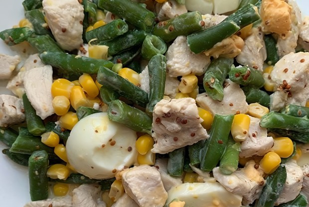 Салат с куриной грудкой и  стручковой фасолью
