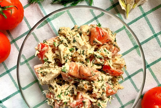 Салат с куриной грудкой и томатами