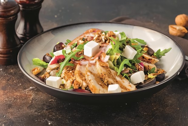 Салат с куриной грудкой и виноградом