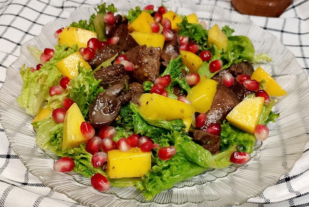 Салат с куриной печенью и манго