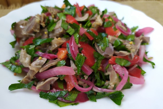 Салат с куриными желудочками и зеленью
