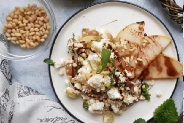 Салат с кускусом, грушами, виноградом, мятой и кедровыми орехами