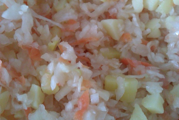 Салат с квашеной капустой и отварным картофолем
