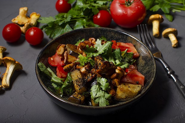 Салат с лисичками, баклажанами и кинзой