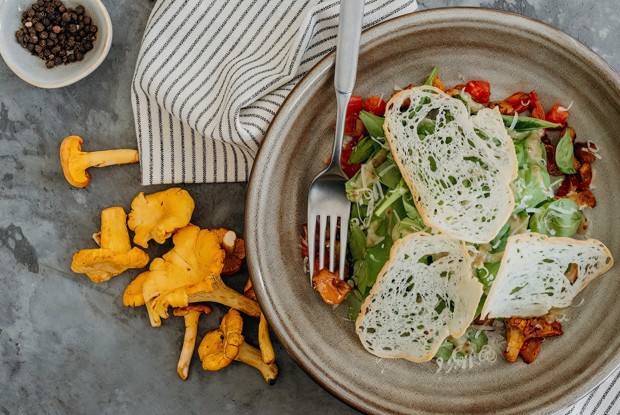 Салат с лисичками и беконом