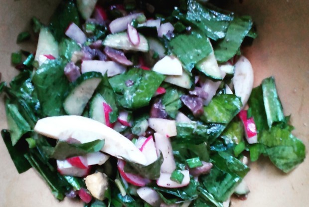 Салат с листьями черемши