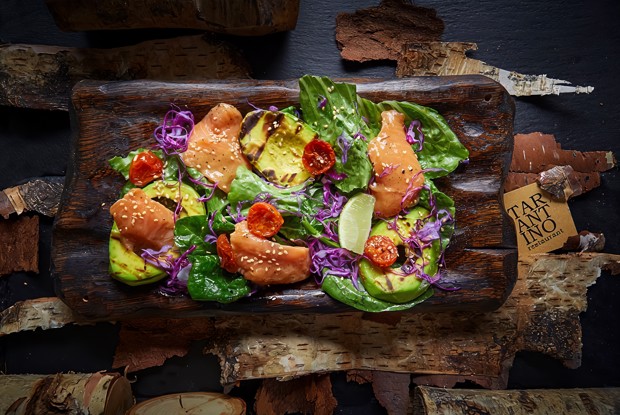 Салат с лососем и печеным авокадо