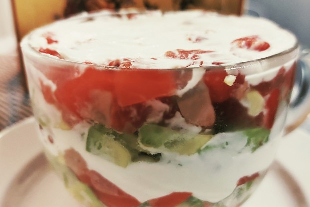 Салат с лососем, красной икрой и сливочным сыром (Сouches graisseuses)