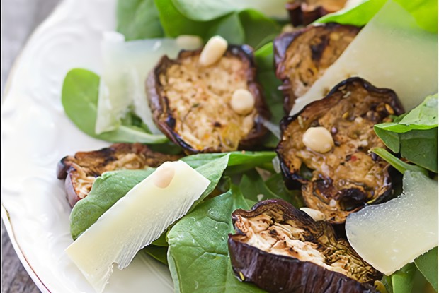 Салат с маринованными баклажанами на гриле