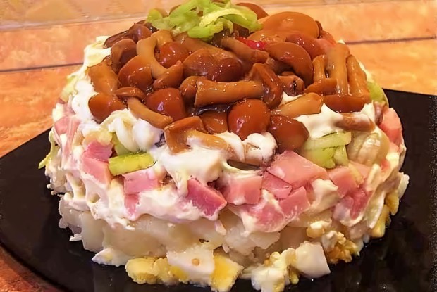 Салат с маринованными опятами и ветчиной