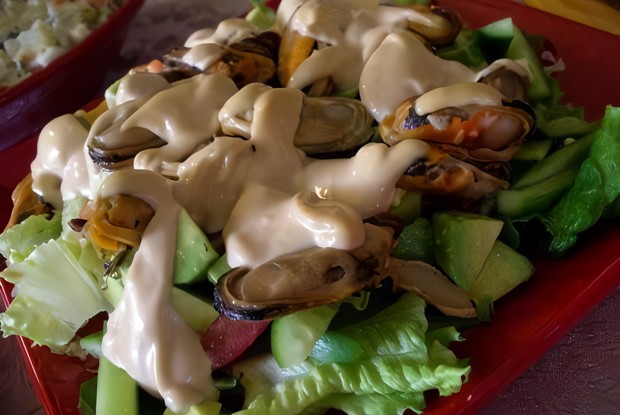 Салат с мидиями и овощами