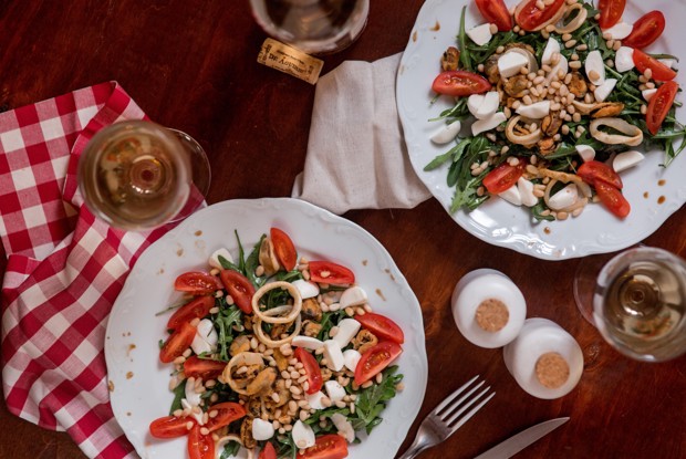 Салат с мидиями и кедровыми орешками