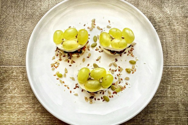 Салат с мидиями, сыром и виноградом