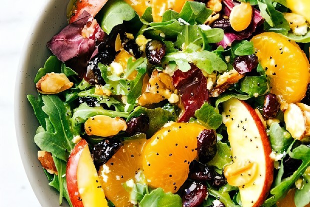 Салат с миндалем, мандаринами,  яблоками и апельсиновой заправкой и маком