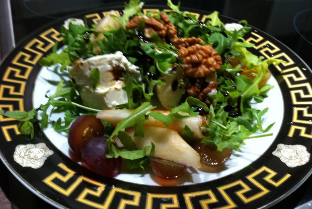 Салат с мягким сыром и грецкими орехами