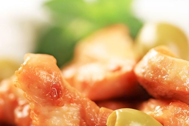 Салат с мясом со свинных ножек, оливками и чесноком