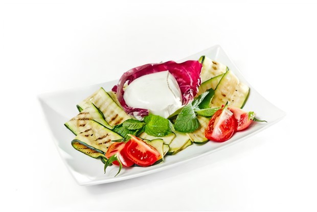 Салат с моцареллой и цукини