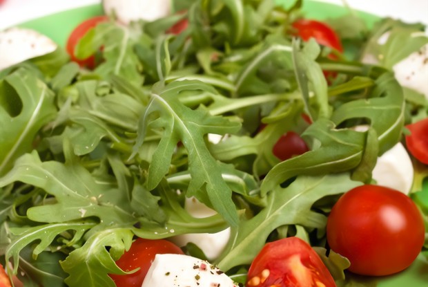 Салат с моцареллой и руколой